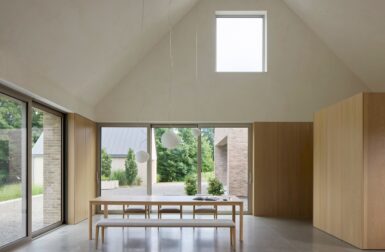 Des Lauriers House's Trio of Gabled Volumes Embraces Rural Serenity